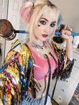 Luxlo Cosplay - Harley Quinn Selfies