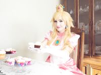 Luxlo Cosplay - Peach