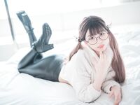 Lose and thigh white