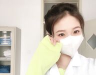 韩国球场上带口罩的可爱啦啦队小姐姐