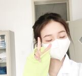 韩国球场上带口罩的可爱啦啦队小姐姐