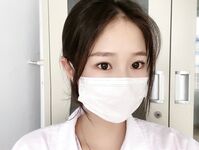 韩国球场上带口罩的可爱啦啦队小姐姐