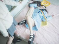 韩国球场上带口罩的可爱啦啦队小姐姐