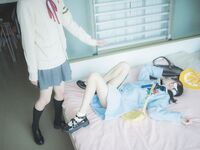 韩国球场上带口罩的可爱啦啦队小姐姐