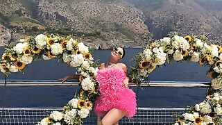 Kylie Jenner - Hot Bikini [08/10/2019]